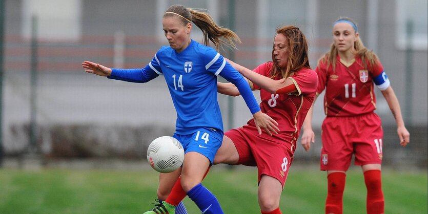 Drei Frauen spielen Fußball