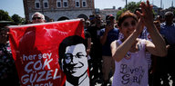 Demonstranten halten ein Transparent mit dem Konterfei von Ekrem İmamoğlu hoch