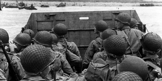 US-amerikanische Truppen erreichen am 6. Juni 1944 Omaha Beach US-amerikanische Truppen erreichen am 6. Juni 1944 Omaha Beach