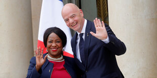 Infantino und Fatma Samoura winken in die Kamera