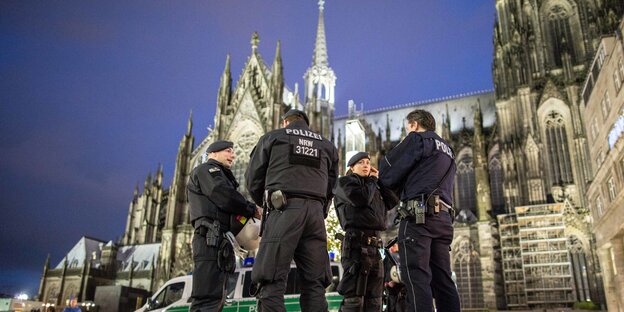 Polizist*innen stehen vor dem Kölner Dom