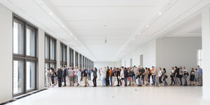 Besucherschlange am Tag der offenen Baustelle im Humboldt Forum im Berliner Schloss