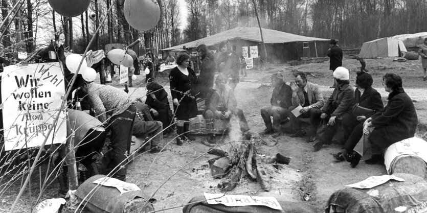 Die Bauplatz-Besetzer treffen sich am Lagerfeuer