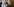 Greta Thunberg hält eine Rose und wird fotografiert