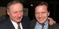 Auf einem Foto aus dem Jahr 1990 liegen sich Oskar Lafontaine und Gerhard Schröder im Arm