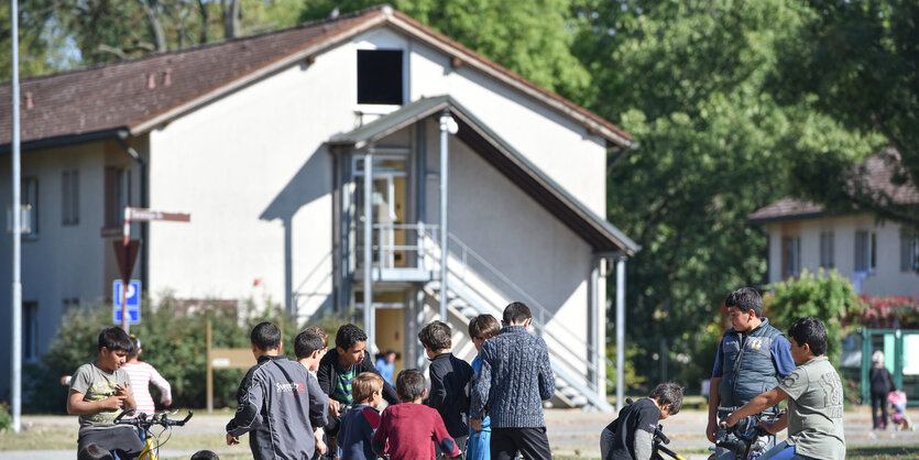 Kinder vor Unterkunft