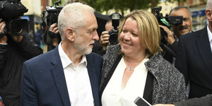 Die Siegerin in Peterborough Lisa Forbes und Parteichef Jeremy Corbyn