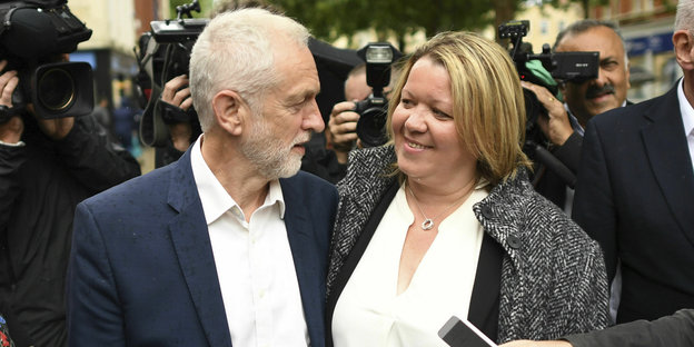 Die Siegerin in Peterborough Lisa Forbes und Parteichef Jeremy Corbyn