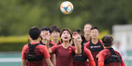 Wang Shuang schaut auf einen Fußball während des Trainings