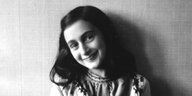 Das jüdische Mädchen Anne Frank, das durch ihre Tagebuchaufzeichnungen im Versteck ihrer Familie in Amsterdam (Niederlande) während des Zweiten Weltkriegs bekannt wurde