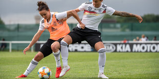 Lina Magull und Dzsenifer Marozsan spielen während einer Trainingseinheit