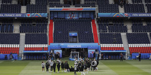 Die Spielerinnen von Südkorea stehen auf dem Rasen des Pariser Prinzenpark-Stadions