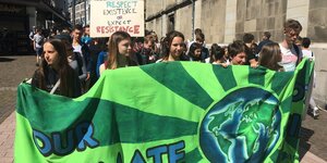 SchülerInnen demonstrien in Aachen für Klimaschutz