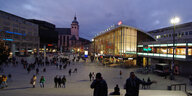 Der Platz vorm Kölner Hauptbahnhof in Abendstimmung