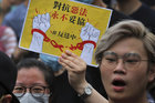 Demonstranten in Hongkong rufen Slogans und halten Poster hoch