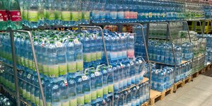 Wasserflaschen aus Plastik in einer Lagerhalle