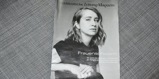 Das Cover des aktuellen SZ-Magazins, es zeigt eine Frau in lässiger Haltung, dazu die Zeile "Frauenschwarm"