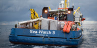 Das Rettungsschiff "Sea Watch 3" ist von hinten zu sehen