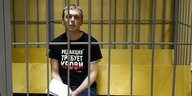 Iwan Golunow sitzt vor Gericht in einer Zelle