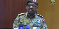In einem Videostandbild von Sudan TV spricht Dschamaleddin Omar, General des regierenden Militärrats