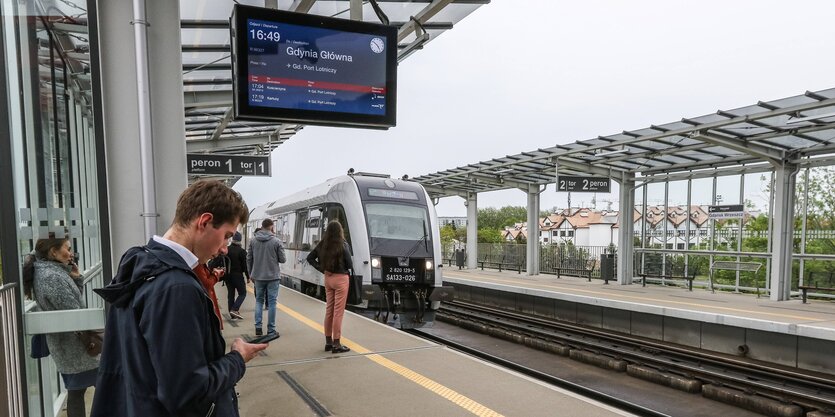 Ein Zuzg fährt in den Bahnhof von Danzig ein