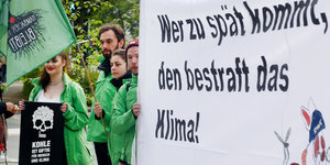 Demonstranten vor Beginn der RWE - Hauptversammlung mit einem Transparent .