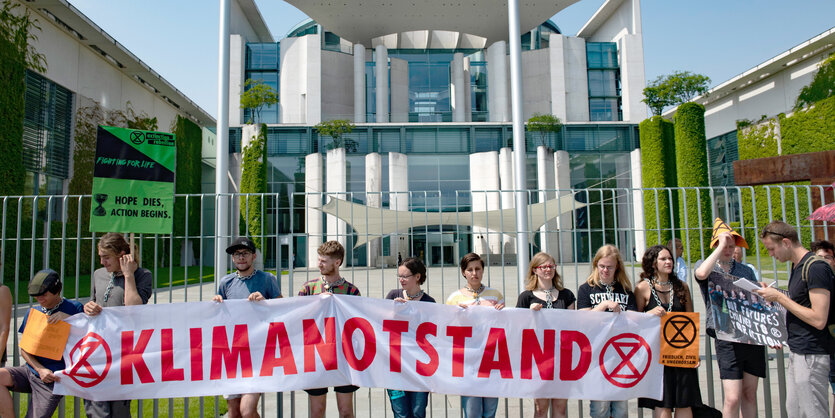 Klima-Demo vor dem Kanzleramt