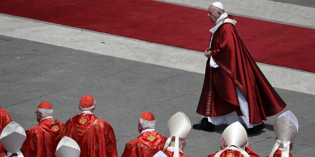 Papst Franziskus geht nach der Pfingstmesse in Vatikanstadt an Kardinälen vorbei