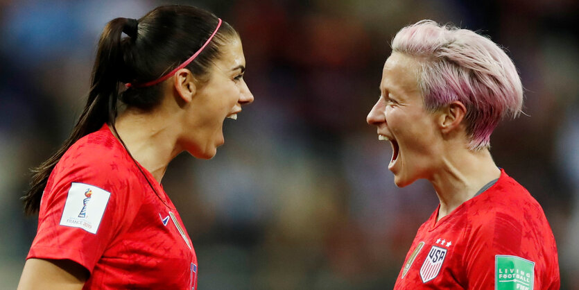 Zwei US-Spielerinnen beim Torjubel