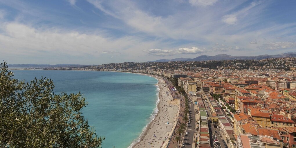 Stadt am Meer von oben