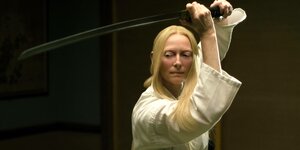 Filmausschnitt aus „The Dead Don’t Die“, Tilda Swinton schwingt ein Schwert
