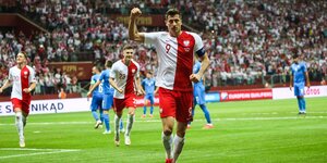 Robert Lewandowski trägt das Trikot der polnischen Männerfußballnationalmannschaft und freut sich