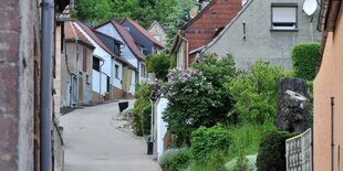 Eine leere Straße in einem ostdeutschen Dorf