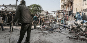 Menschen flüchten in verstaubten Straßen vor einer Bombardierung