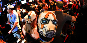 Menschen mit Game-Masken bei der E3