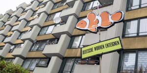 Auf einem Schild steht: Deutsche Wohnen enteignen