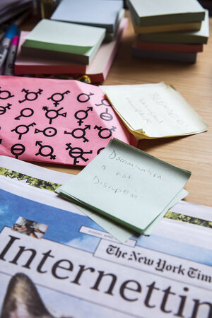 Papier, Notizzettel und Zeitungsausschnitte leigen auf einem Tisch Papier, Notizzettel und Zeitungsausschnitte leigen auf einem Tisch