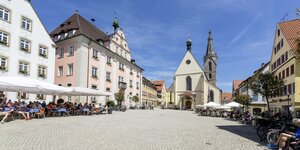 Hauptplatz von Rottenburg am Neckar mit Kirche