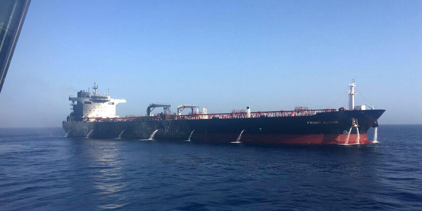 Der angegriffene Rohöltanker vor der iranischen Küste.