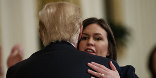 Sarah Huckabee Sanders umarmt Donald Trump