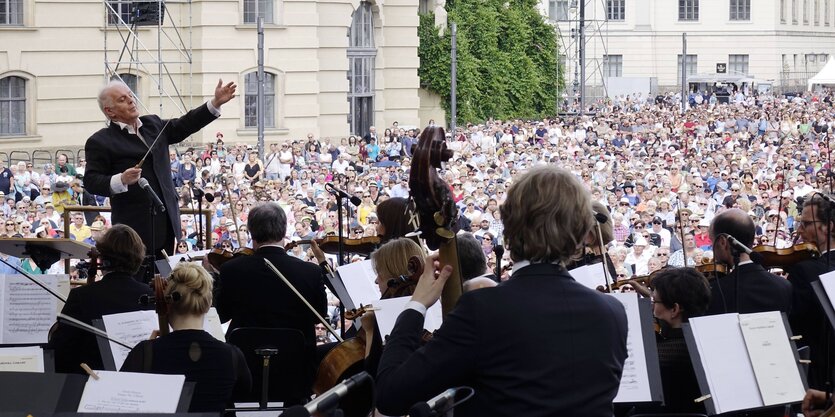 Daniel Barenboim und die Staatskapelle und Menschenmassen bei der „Staatsoper für alle“