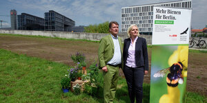 Hilmar von Münchhausen von der Wildtier Stiftung steht mit Umweltsenatorin Günther vor einer Bienen-Projektfläche