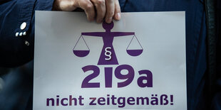 Eine Frau hält bei einer Kundgebung vor Beginn eines Berufungsprozesses einen Zettel mit der Aufschrift «219a nicht zeitgemäß!»