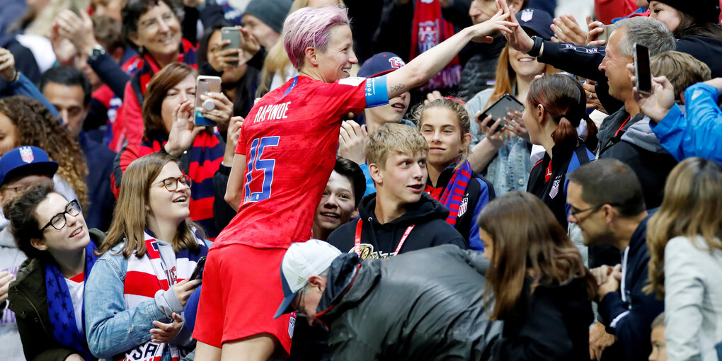 US-Spielerin Megan Rapinoe auf dem Fanzaun