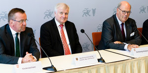 Drei Männer vor Mikrofonen: Boris Pistorius, Horst Seehofer und Hans-Joachim Grote