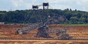 Ein Braunkohlebagger schaufelt im Tagebau Hambach vor dem Hambacher Forst