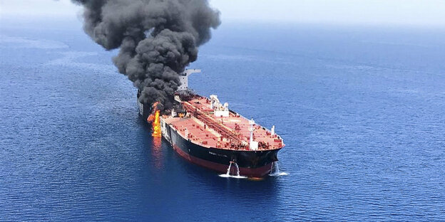 Brennender Öltanker im Golf von Oman