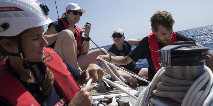 Demonstranten der Yachtfleet an Bord auf dem Mittelmeer, eine Person spricht in ein Funkgerät