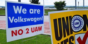 auf einem Schild steht „We are Volkswagen“ und „No to UAW “