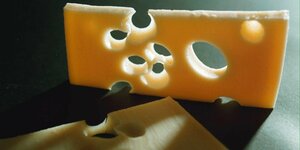 eine Scheibe Käse mit Löchern